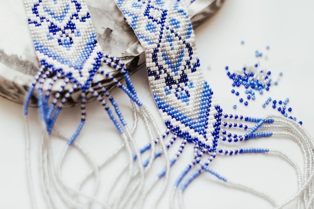 drobne hafty na ubraniach