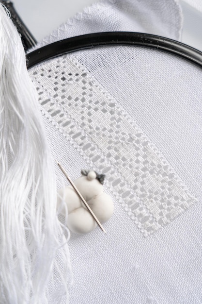 haft ręczny na płótnie